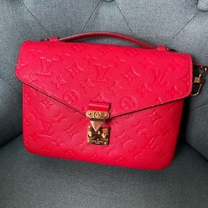 Louis Vuitton Pochette Metis in red